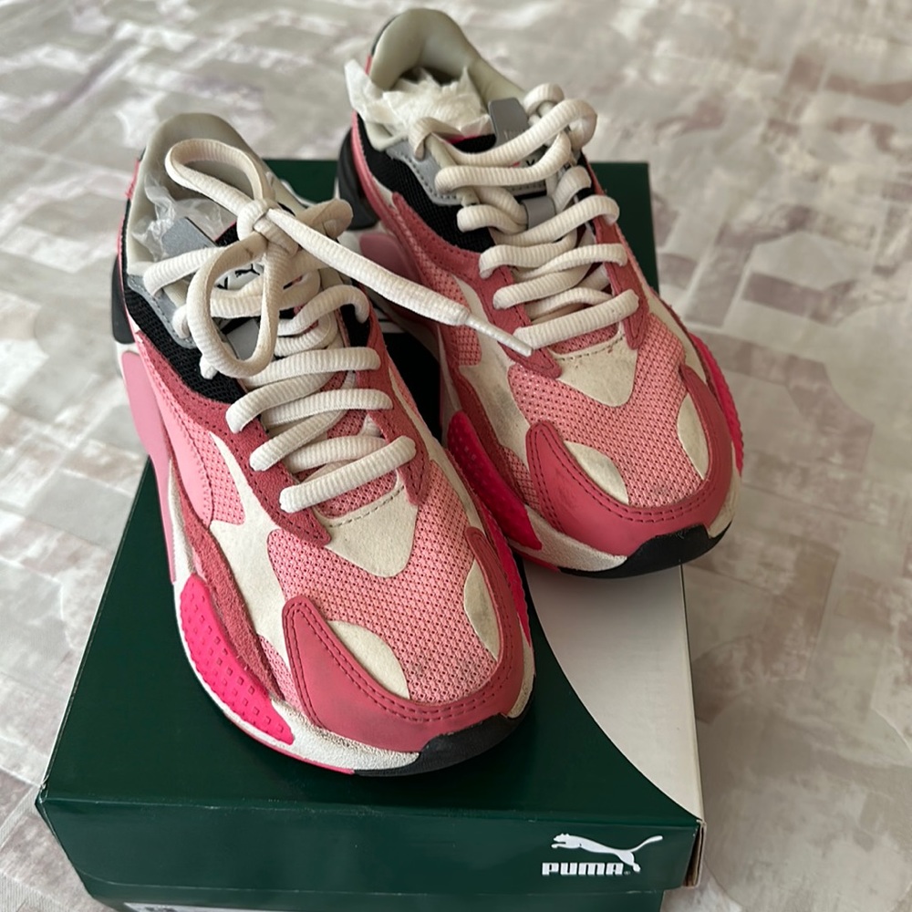 Women’s size 6 puma tennis shoes